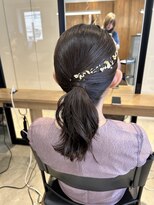 ニーイチイチ(211)&nbsp;シンプルローポニー/タイトヘア/小顔ヘア