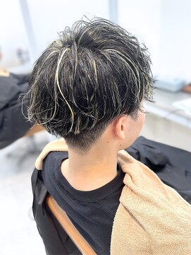 ロミーオム 本厚木(ROMMY. Homme) 縦落ちシャドウパーマ刈り上げ/メッシュハイライト黒髪/本厚木