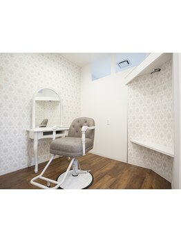 半個室空間でRelax＊アンティークお洒落Cafeのような店内で心地よいBGMを聴きながらキレイに。