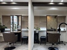 モーイ ヘア(Mooi hair)の雰囲気(当店ではセット面毎に距離を置くように心掛けております。)