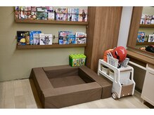 リラ(Lilas)の雰囲気（キッズスペース(TVモニター有)一緒のご来店も大歓迎です♪）