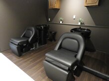 ビオヘアー(bio hair)の雰囲気（薄暗くフラットでリラクゼーションシャンプーブース）