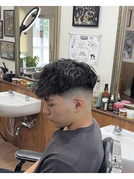 タツミサンジュウサン(TATUMI33) 前下がりツイストスパイラル テーパーフェード