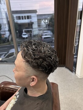 ピスヘアー(PITH HAIR) スキンフェード×パーマ×ホワイトメッシュ