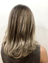 ティンク 天神(Tink)&nbsp;ハイライト/ペールホワイトベージュ/ミディ/ツヤ感