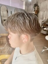 《*フェザーパーマ*》軽やかな動きとカールが特徴で、清潔感と男らしさを兼ね備えたパーマデザイン