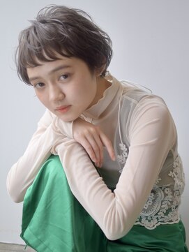 サークル(CIRCLE) マッシュショートカーキグレージュ大人かわいいフェザーバング