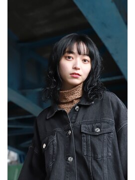 スリーヌーン(THREE noon) ナチュラルかわいい暗髪つやミディウルフ無造作パーマ