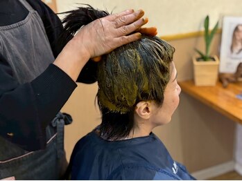 GLASSY HAIR【グラッシーヘアー】の写真/希少な無農薬ヘナを使用し頭皮に優しく染め上げます。繰り返すほど髪が強く、ハリ・コシ・ツヤのあるヘアに
