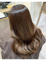 クク(coucou) 艶髪カラーと髪質改善トリートメントで作るナチュラルハイライト
