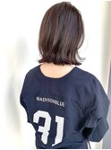 大人かわいい、外ハネ切りっぱなしのミディボブ。