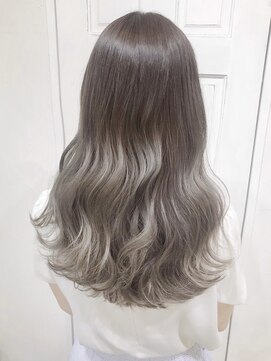 ヘアリゾート粋 新宿三丁目本店 《前地 麻衣》抜け感◎シルバーグラデーション