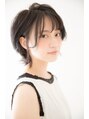 ビアンコ カーロ(Bianco caro) 束感のあるショートで、耳に掛けるとよりスッキリ！