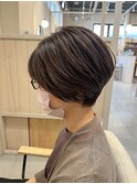 「50代60代ナチュラル白髪ボカシハイライト　タイトショート」