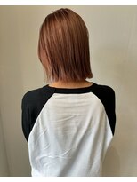 イル(ill)&nbsp;ピンクベージュ ブリーチ ダブルカラー ボブ 切りっぱなしボブ