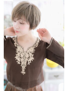 ミック ヘアアンドビューティー 大山店(miq  Hair&Beauty) 3Dカラーでグラマラス！ホワイティアッシュくせ毛束感ショートc1