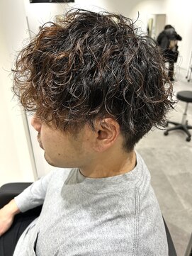 ヒュイル バイ ニアウ(Hwyl by Niau) メンズマッシュパーマ波巻スパイラルパーマニュアンスパーマ