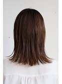 シンプルな外ハネが生きる、抜け感ツヤストレート