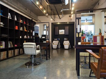 フルクサス(FLUXUS)の写真/アンティーク調のインテリアに囲まれた癒し空間。ゆったりとした時間が流れる、あなただけのサロンtimeを。