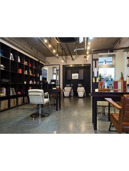 アンティーク調のインテリアに囲まれた癒し空間。ゆったりとした時間が流れる、あなただけのサロンtimeを。