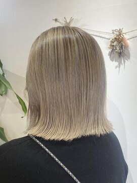 エム インターナショナル 白岡 キュート(EMU international CUTE) 艶めきベージュ☆ぱつんとボブ