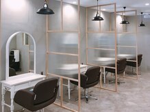 オーブ ヘアー ティナ 本八幡店(AUBE HAIR tina)の雰囲気（開放感のある明るい店内で、くつろぎの時間をお過ごしください。）