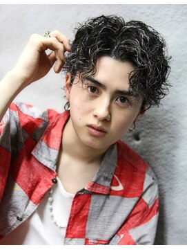 ダズルヘアーエイチ(DAZZLE hair H) センターパートニュアンスツイストスパイラルパーマ波巻きパーマ