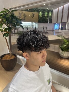 ウノプリールヴァモス(unopulir Vamos) 黒髪大人メンズヘア波巻きスパイラルパーマ刈り上げ