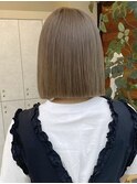 グレージュ切りっぱなしボブ前髪ありミニボブミルクティベージュ