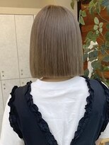 アム(am)&nbsp;グレージュ切りっぱなしボブ前髪ありミニボブミルクティベージュ