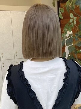 アム(am) グレージュ切りっぱなしボブ前髪ありミニボブミルクティベージュ