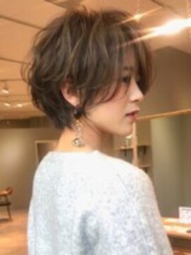 ビューヨコハマ(VIEW YOKOHAMA) 動きのある少し長めのショートボブ/ハイライトカラー