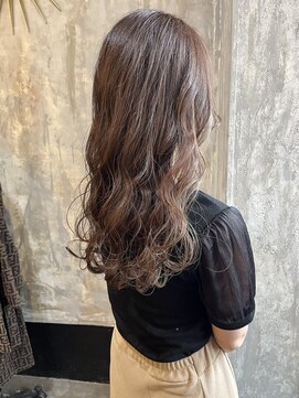 フルアヘッド(FULL A HEAD) ロングヘアのベージュインナーカラー/イルミナカラー艶カラー