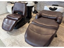 フルフラットのシャンプー台でヘッドスパをご堪能いただけます。