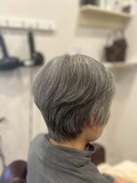 レーヴ(REVE)&nbsp;白髪を活かしたグレーヘアショートカット