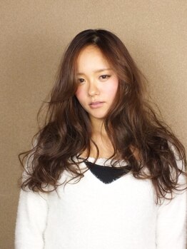 クレール ド リュンヌ(Clair de luna)の写真/セミロングからロングヘアーに憧れる方へ。ゆるふわミディアムパーマで大人可愛く変身しませんか♪