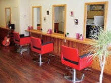 ヘアーカッティングラボリフ(Riff)の雰囲気(広々とした店内なので、お友達同士の来店やお子様連れもOKです♪)