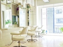 JILLE HAIR MAKE 恵比寿の雰囲気(白基調の爽やかで落ち着く店内♪大きな窓があるので解放感も◎)
