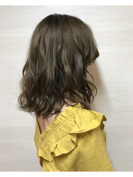 エルサ(Elsa) 【Elsa元町・三宮】ミディアムロブ×エメラルドカーキ