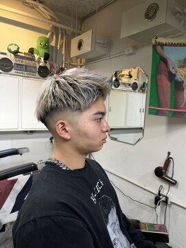 メリケンバーバーショップ フクオカ(MERICAN BARBERSHOP FUK) 本格スキンフェードフェザーアップ