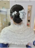 ミディアムヘアのシニヨンスタイル