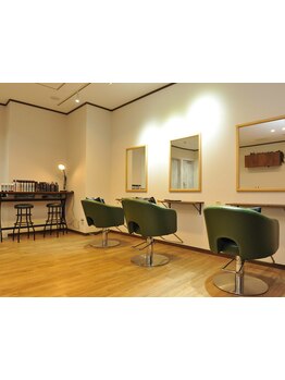 3席のみの少人数サロン。周りを気にせずプライベート空間でゆったりとした時間を過ごしたい方にオススメ。