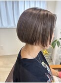 白髪ぼかし　グレージュ　ワンレン　大人女性　刈り上げ　ボブ