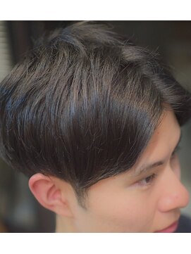 ヘアアイラッシュ リベット(hair eyelash RIVET) センターパート×マッシュ