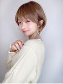 前髪パーマとグレーベージュ丸みショート