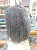 個性際立つシルバーグレーヘアー