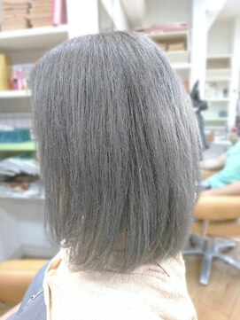 トゥエンティーフォー 泉大津店(24) 個性際立つシルバーグレーヘアー