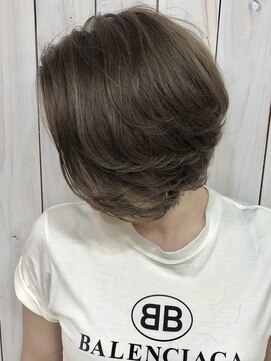 ローウェル(Rowel) アッシュベージュ×ショートボブ