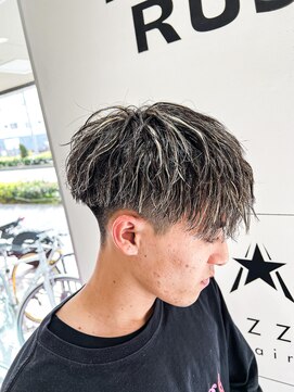 ダズルヘアラッシュ(DAZZLE hair RUSH) 前回のホワイトハイライト×波巻きパーマを活かした美シルエット