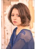 無造作パーマで計算づくのヌーディーボブヘアー